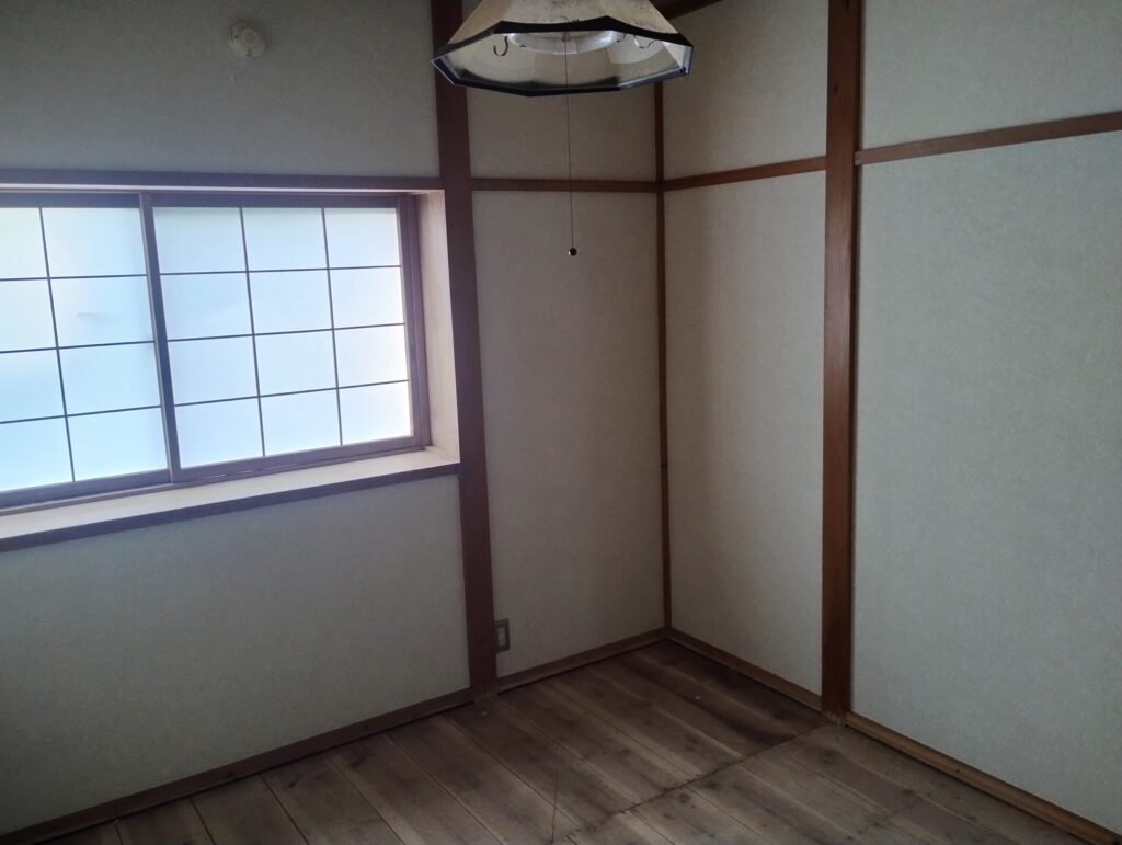 飯豊町椿の町営住宅のクロスと床の貼り替え工事を担当させていただきました。