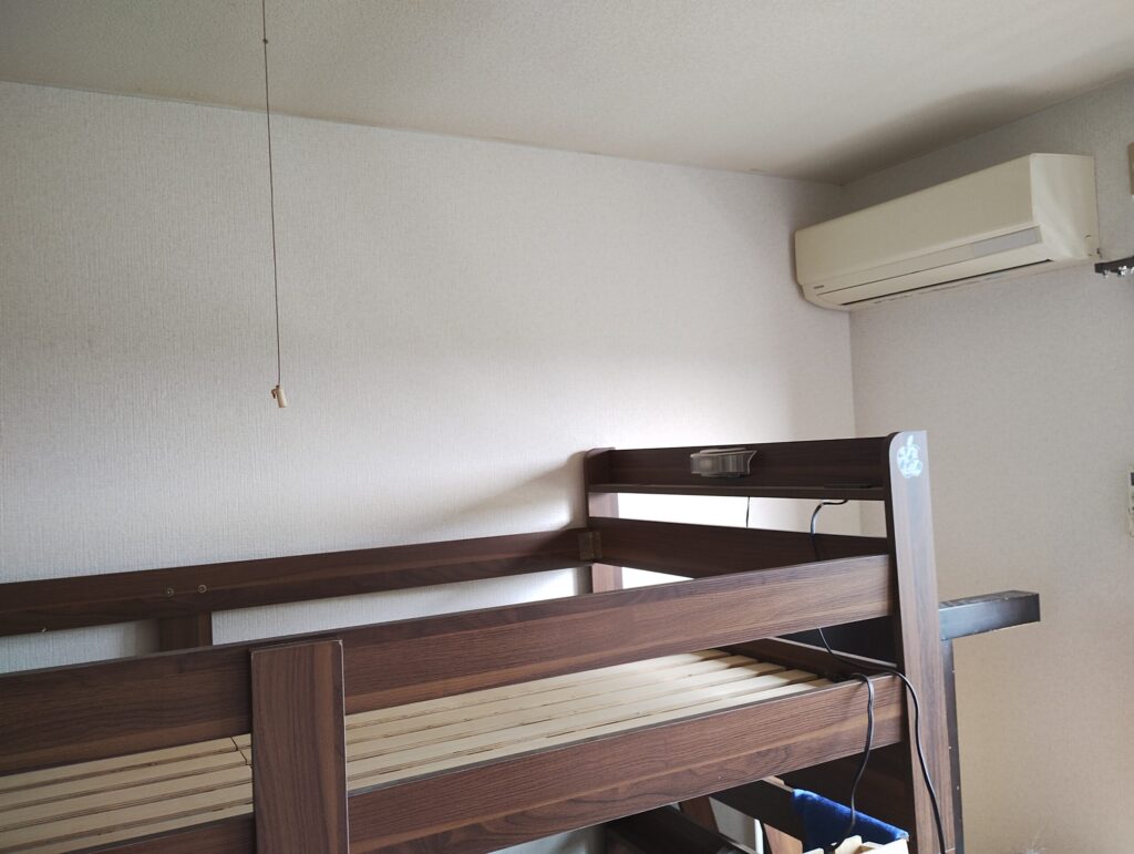 飯豊町アパートのクロス貼り替え工事を担当させていただきました。